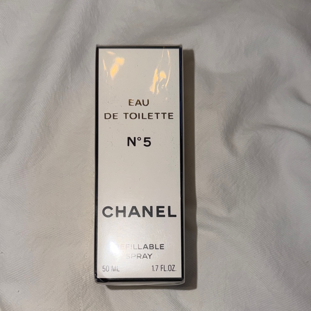 CHANEL No. 5 Eau de Toilette in Black and White